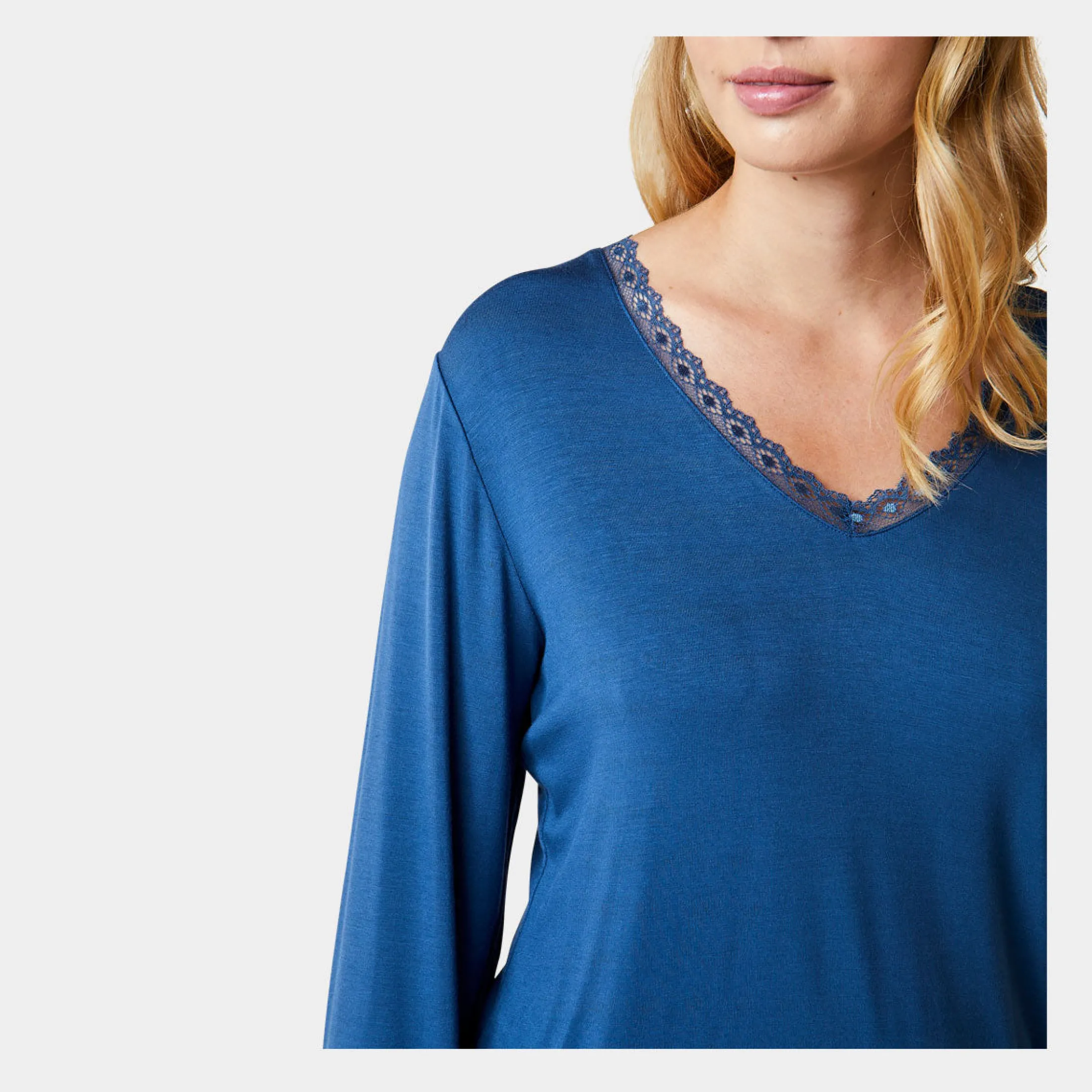 CCDK Superblød blå kortærmet bambus nattrøje med blondekant fra*Dame Nattoppe Og -Skjorter